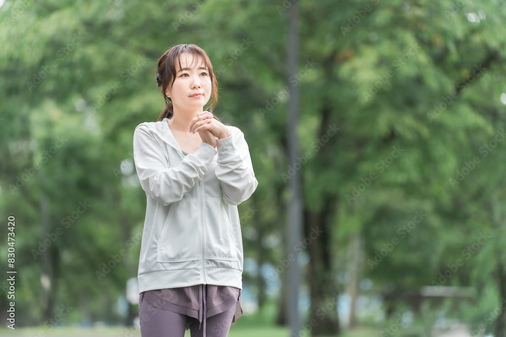 公園で準備体操・ストレッチするスポーツウェアのアジア人女性
公園で準備体操・ストレッチするスポーツウェアのアジア人女性