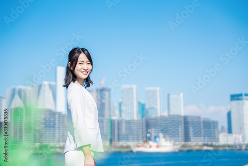 Free Download 外を歩くビジネスウーマン - GFXLoad