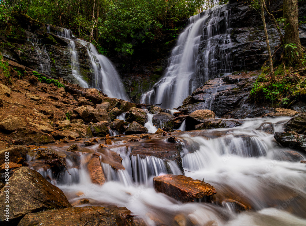 Fototapeta premium Majestic Soco Falls: A Hidden Gem in the Smoky Mountains