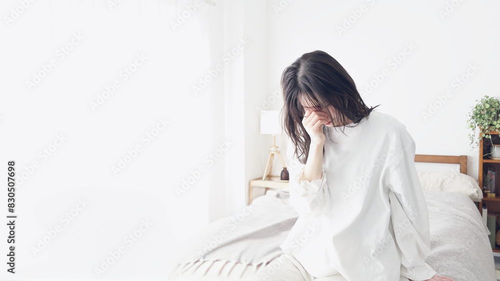 疲れた目を押さえる女性 疲れた目を押さえる女性