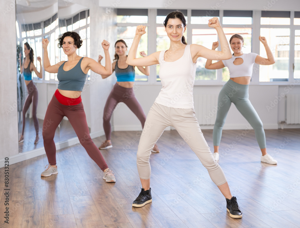 Obraz premium Group of women dancing energetic dancehall dances in studio
