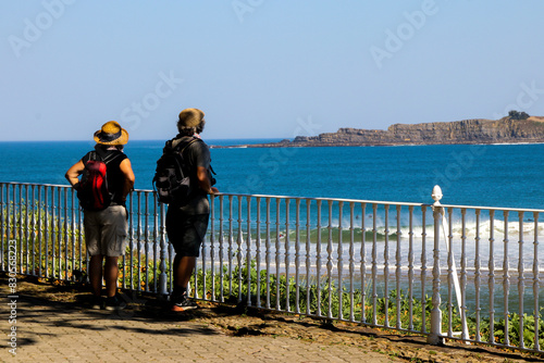 Turistas en la costa vasca (Mundaka) photo