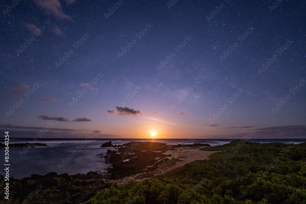 Moonrise Over the Sea with Milky Way，Stargazing in Honolulu, Oahu, Hawaii. May