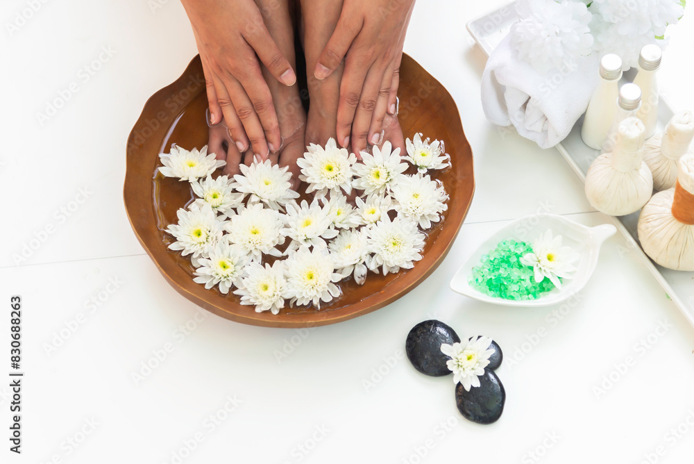 Spa massage compress balls, herbal ball on the wooden with treaments spa , Thailand Spa massage compress balls, herbal ball on the wooden with treaments spa , Thailand