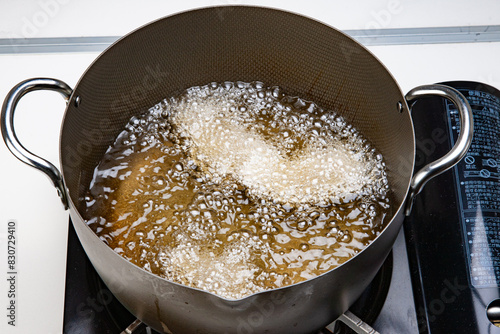 鯛の切り身を油で揚げる