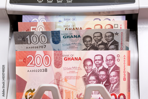Foto Ghanaian cedi in a counting machine