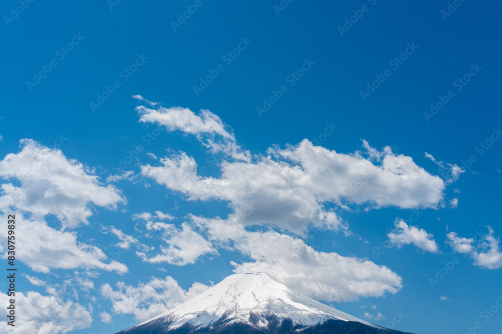 積雲が影を落とす初夏の富士山
積雲が影を落とす初夏の富士山