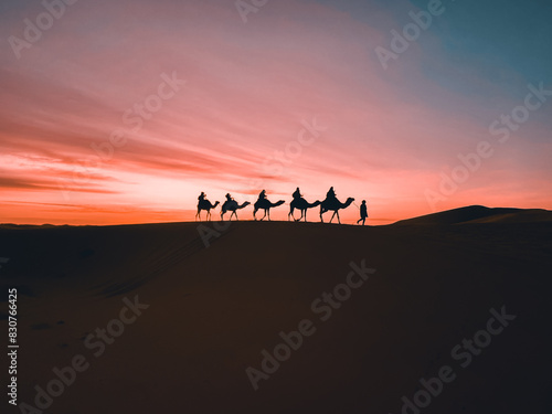Wüstenkarawane: Kamele im Sonnenuntergang