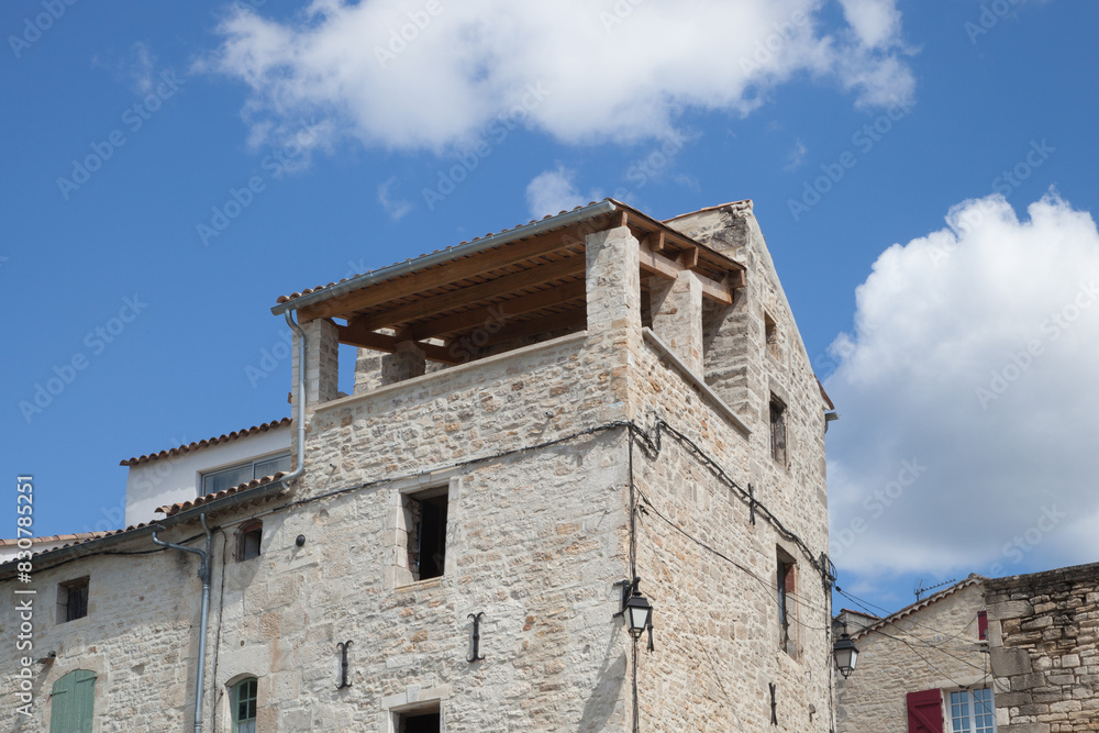 Maison avec terrasse couverte dans la ville de Barjac (Gard)