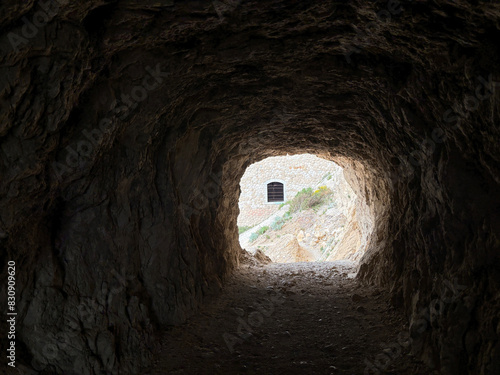 Tunnel sur le chemin des douaniers dans les calanques de la côte Bleue photo