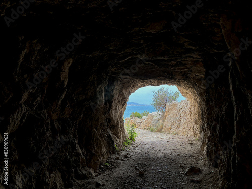 Tunnel sur le chemin des douaniers dans les calanques de la côte Bleue photo
