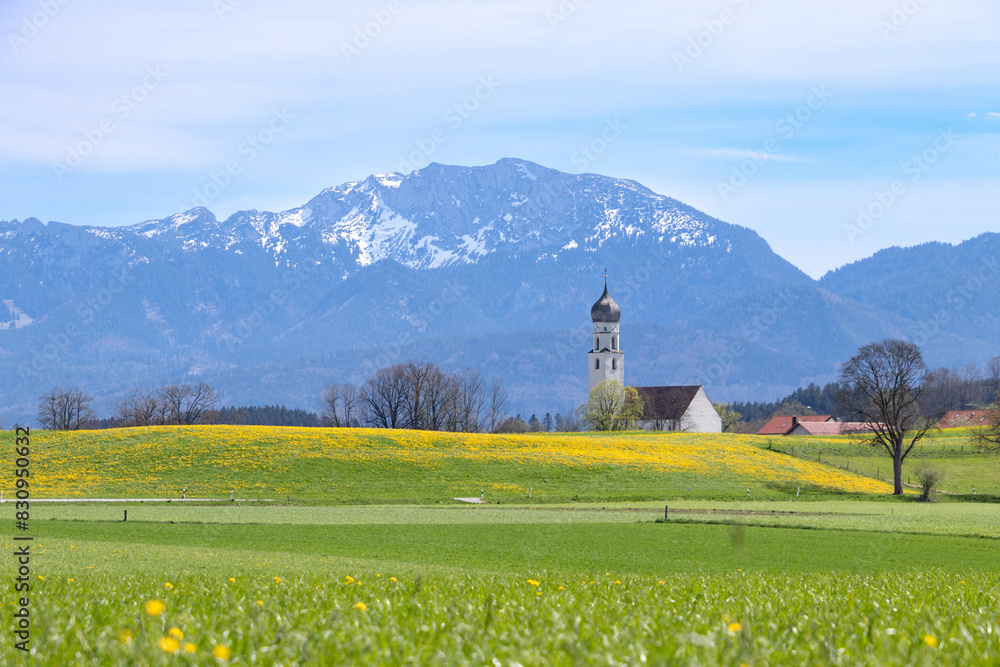 Kirche Sankt Peter und Paul Antdorf mit Benediktenwand Kirche Sankt Peter und Paul Antdorf mit Benediktenwand