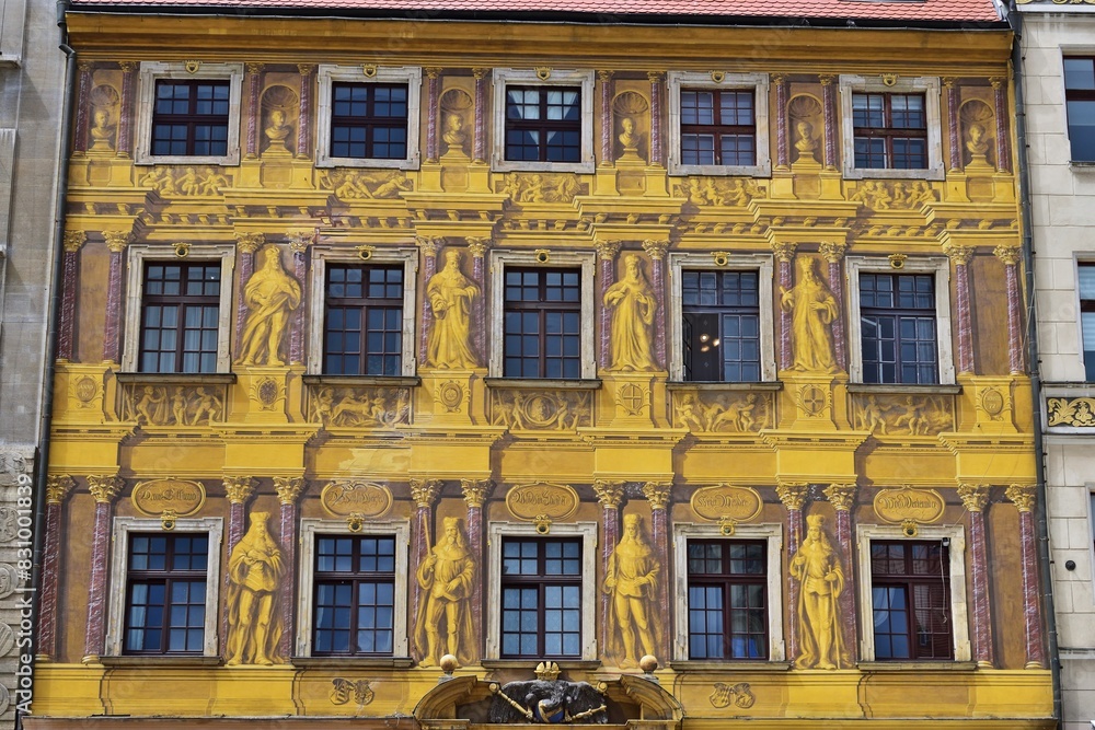Wunderschöne Fresken an einer Fassade in Wrocław, Polen Wunderschöne Fresken an einer Fassade in Wrocław, Polen