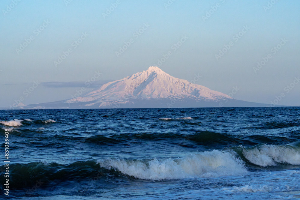 海越しの冠雪した利尻富士　冬の絶景