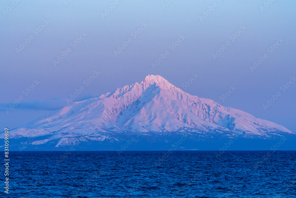 海越しの冠雪した利尻富士　冬の絶景