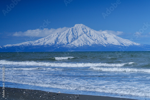 海越しの冠雪した利尻富士 冬の絶景