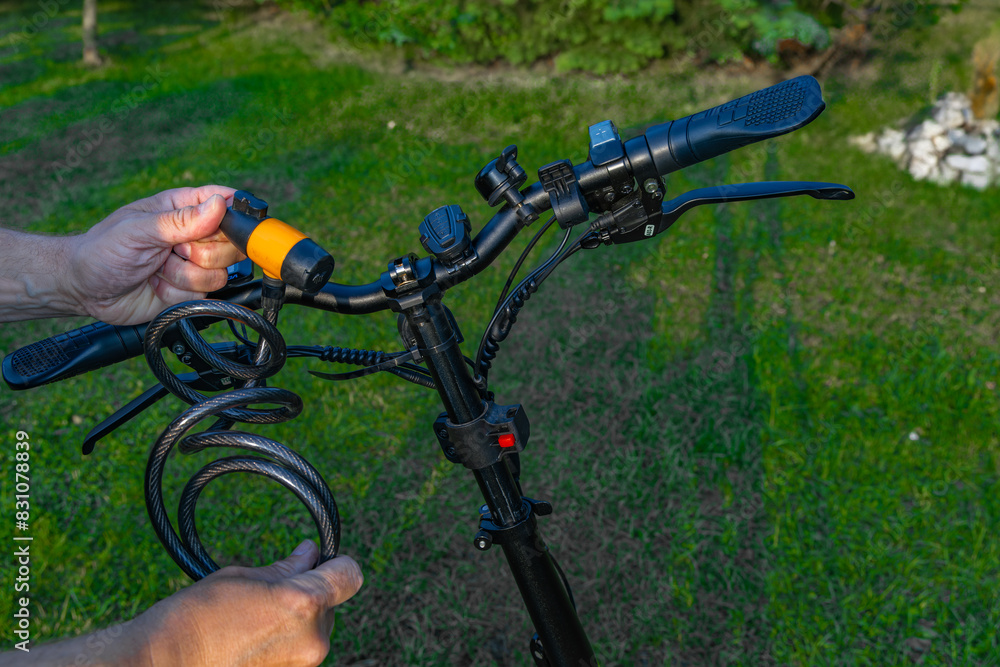Anti-theft lock for a bicycle, audible alarm for an electric bicycle Anti-theft lock for a bicycle, audible alarm for an electric bicycle