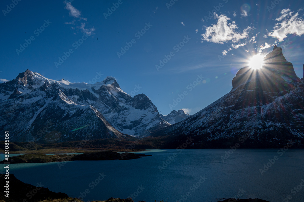 Φωτογραφία Sunburst behind mountains of the Torres del Paine massif, Chilean Patagonia