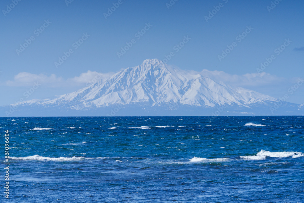 稚内ノシャップ岬からの冠雪した利尻富士