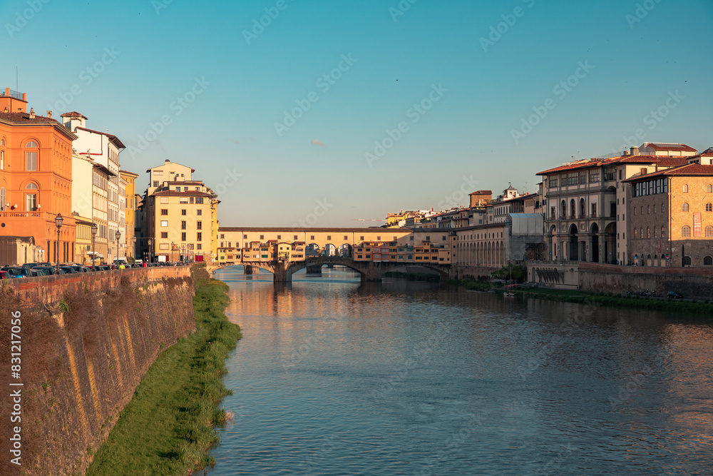 Obraz premium View on Ponte Vecchio Bridge in Florence during sunrise in the summertime with copy space