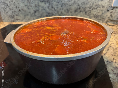 Tuco, salsa de tomate con estofado y salchicha, filetto photo