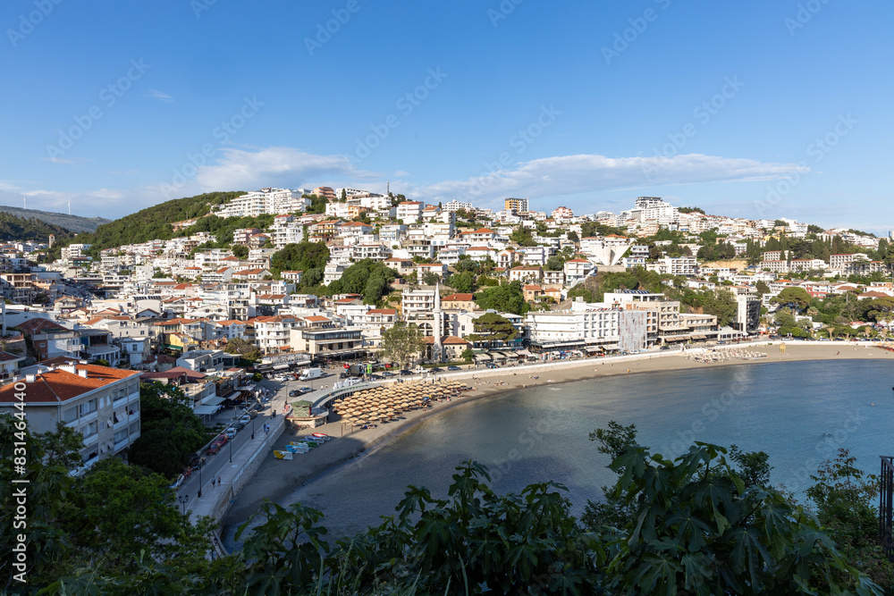 Obraz premium Montenegro: Panoramablick auf die Stadt Ulcinj mit Bucht