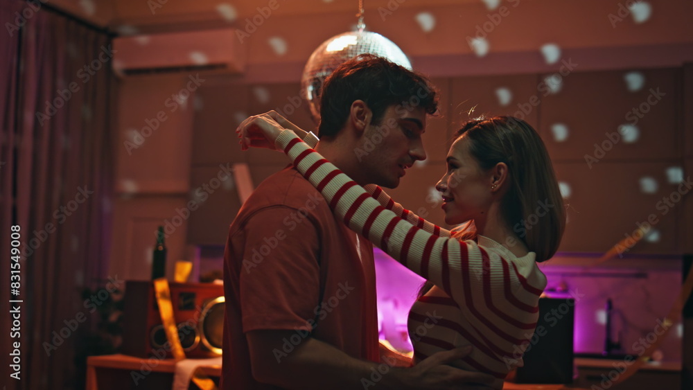 Obraz premium Happy lovers dancing party in empty apartment close up. Romantic couple date 