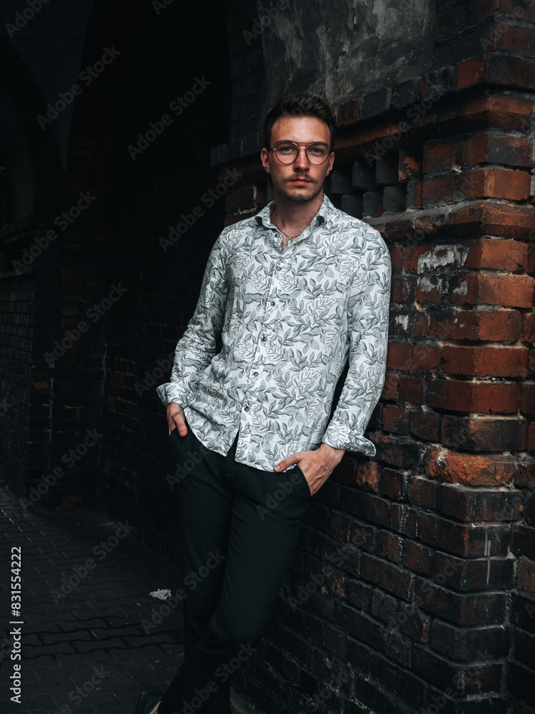 Młody mężczyzna na eleganckiej sesji zdjęciowej w postprzemysłowej części Katowic - Nikiszowcu Młody mężczyzna na eleganckiej sesji zdjęciowej w postprzemysłowej części Katowic - Nikiszowcu