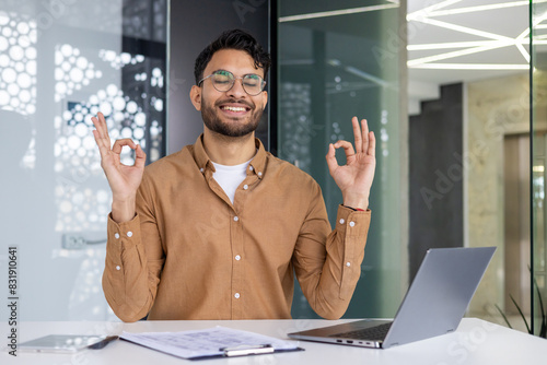 Εκτύπωση καμβά Young businessman practicing mindfulness meditation at office desk