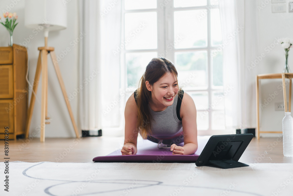 Obraz premium Asian young woman doing plank exercise at home. sport, fitness and healthy lifestyle concept