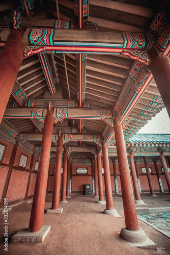 Obraz na płótnie A colonnade at the Geunjeongmun Gate (or third gate) of the Gyeongbokgung Palace complex in Seoul, Korea shows the row of red columns topped by ornately painted wood beams. w salonie