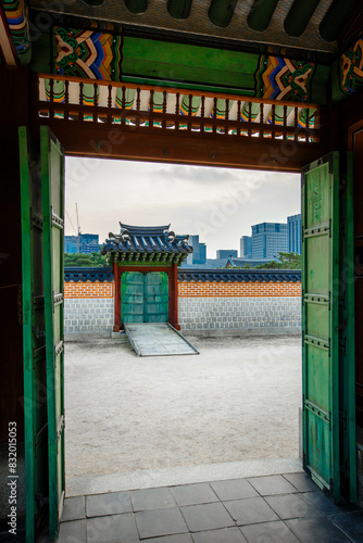 Obraz na płótnie the side the side doors and walls of Gyeongbokgung Palacedoors and walls of Gyeongbokgung Palace w salonie
