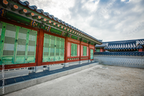 Obraz na płótnie the side the side doors and walls of Gyeongbokgung Palacedoors and walls of Gyeongbokgung Palace w salonie