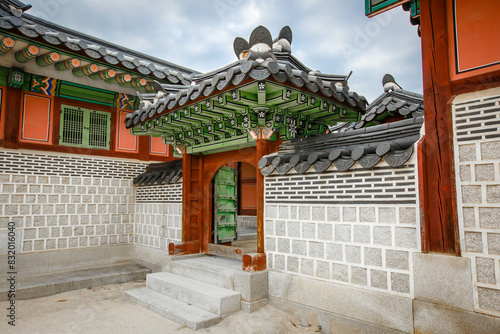 Obraz na płótnie the side doors and walls of Gyeongbokgung Palace w salonie