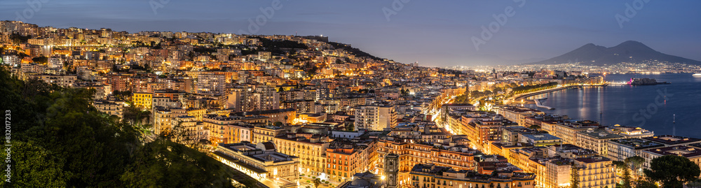 Obraz premium Naples panorama after sunset, high-resolution image.