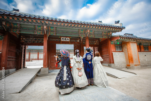 Obraz na płótnie Tourists in national clothes walk in Gyeongbokgung Palace w salonie