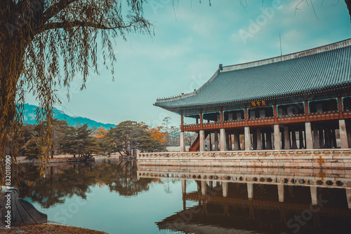 Obraz na płótnie Royal pond in Gyeonbokgung Palace, Seoul, South Korea w salonie