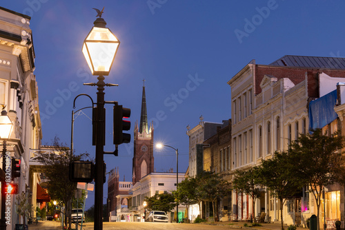 Billede på lærred Natchez, Mississippi, USA - April 21, 2024: Twilight light descends on a quiet downtown Natchez landscape