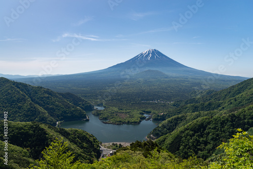 山の上から眺める富士山と精進湖