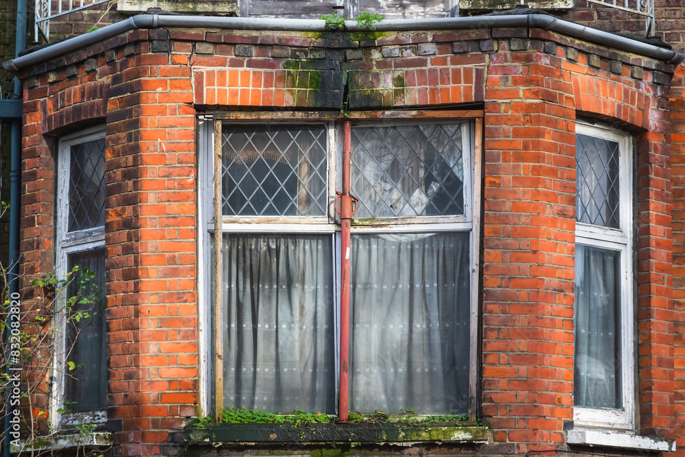 Φωτογραφία Bay window of an abandoned terrace house in London, UK