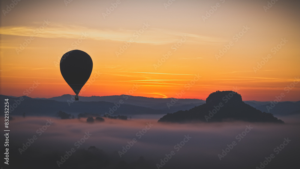 Fototapeta premium Über dem Nebel im Elbsandsteingebirge