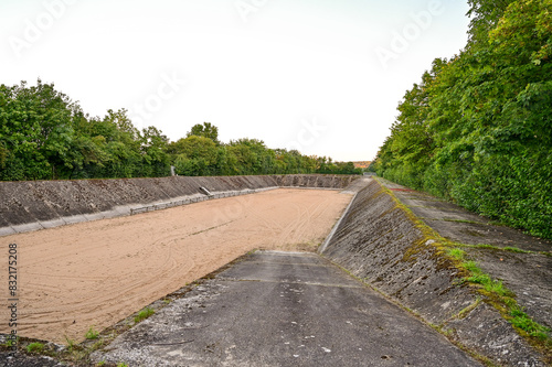 Foto Empty rainwater retention basin, infiltration trench or drinking water reservoir