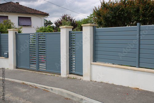 Portail moderne gris bleu devant la maison photo