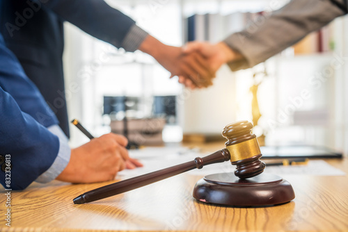 Schilderij op canvas A team meeting of business people and a lawyer in formal suits is taking place at a desk, discussing a contract and various aspects of the law and litigation