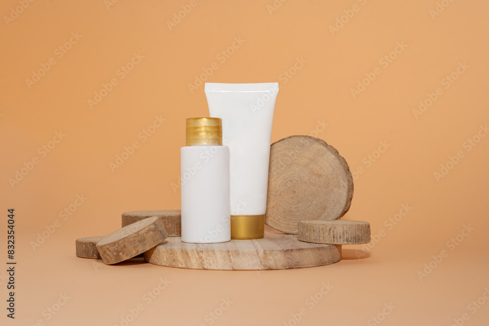 Naklejka premium Tube de produit cosmétique, contenant cosmétique avec fond coloré, packaging sans étiquette