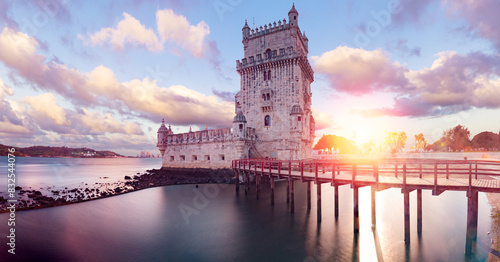 Paisaje pintoresco de torre de Belem y puesta de sol. Edificio histórico. Turismo y punto de referencia en Lisboa, Portugal. Arquitectura y lugares famosos.