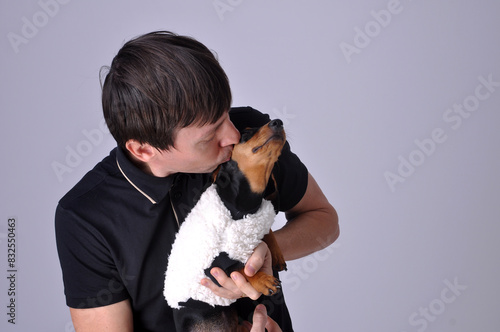 amor canino, homem com cachorro da raça duchshund fofo nos braços