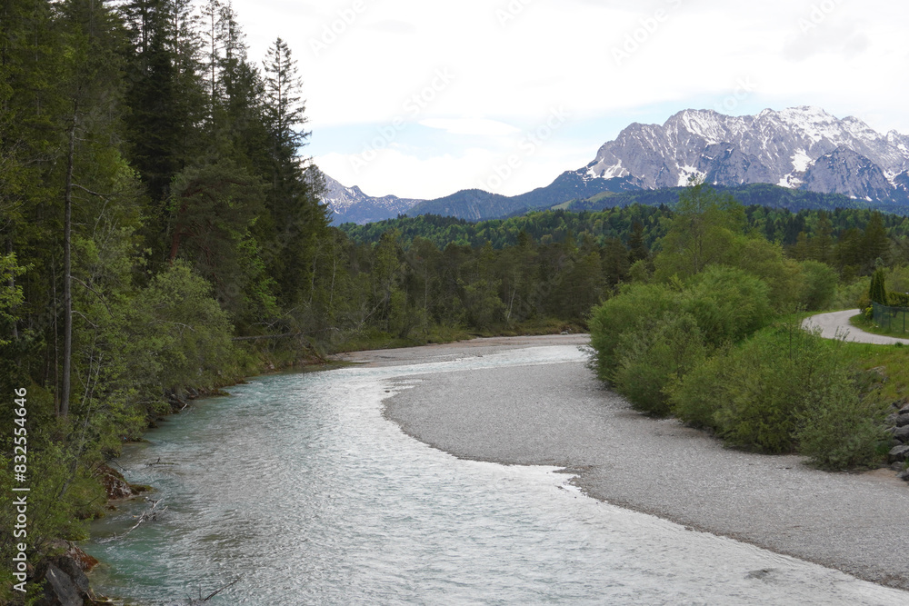 Blick auf das Flussbett der Isar und die Berge in Wallgau in Bayern Blick auf das Flussbett der Isar und die Berge in Wallgau in Bayern