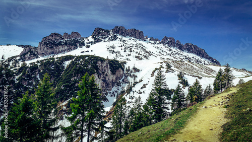 Kampenwand unter einer leichten Schneedecke