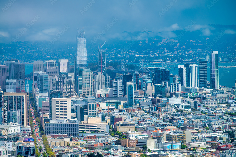 Obraz premium San Francisco skyline from Twin Peaks Reservoir